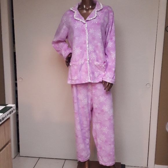 Liz Claiborne Other - NWOT Lizwear Cozy Fleece Snowflake Pajamas